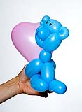 Медвежонок с сердечком из воздушных шариков
