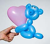 Медвежонок с сердечком из воздушных шариков