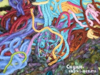 Войлочные бусы из разноцветной пряжи
