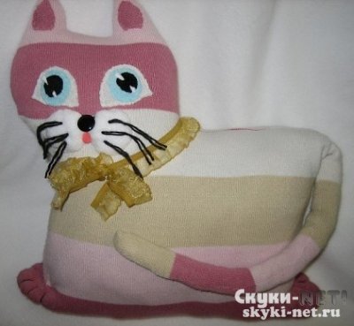 Две забавные кошки-подушки из одного свитера