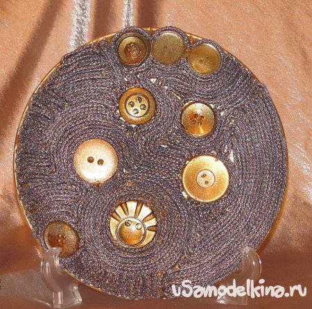Настенная декоративная тарелка из веревки и пуговиц