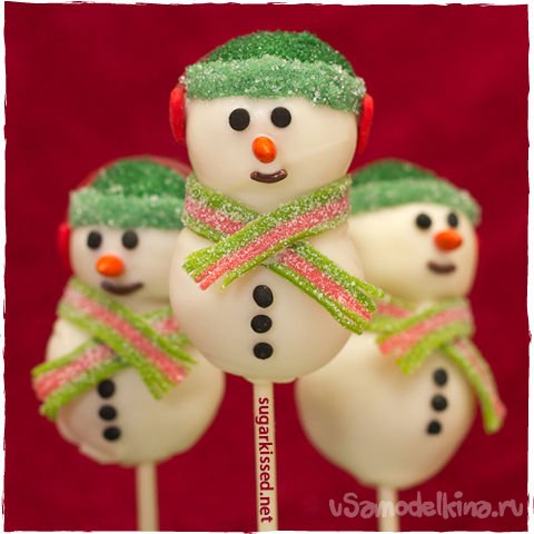Новогодние пирожные-снеговики на палочке
