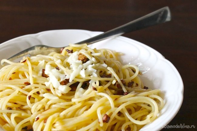 Спагетти в масляно-чесночной заправке