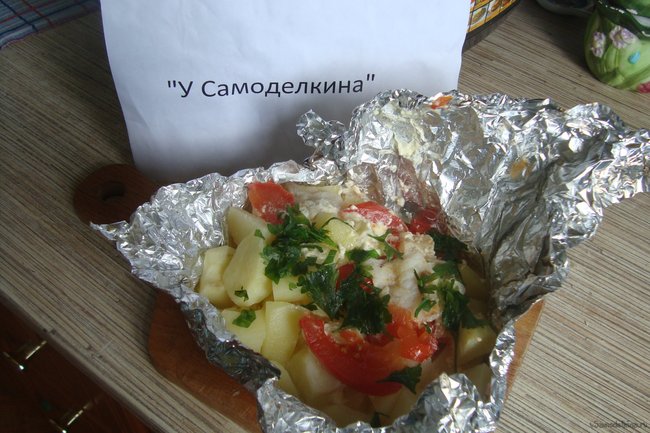 Запеченный картофель с рыбой и помидорами