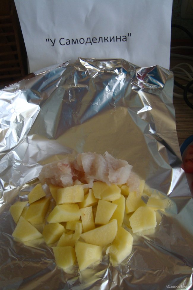 Запеченный картофель с рыбой и помидорами