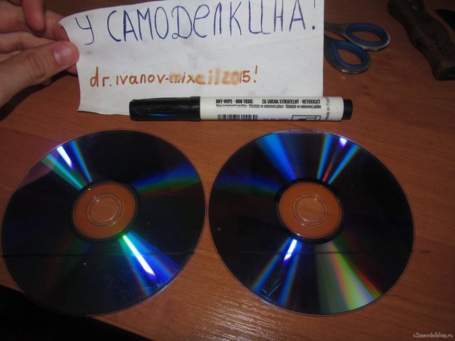 Подставка под салфетки из компакт дисков