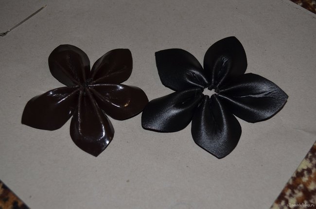 Украшаем обувь кожаным двухъярусным цветочком