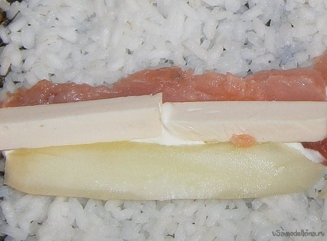 Роллы с семгой, сыром и огурцом