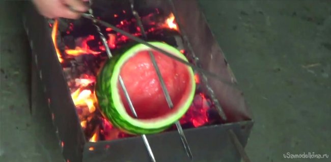 Готовим пельмени в арбузе на огне