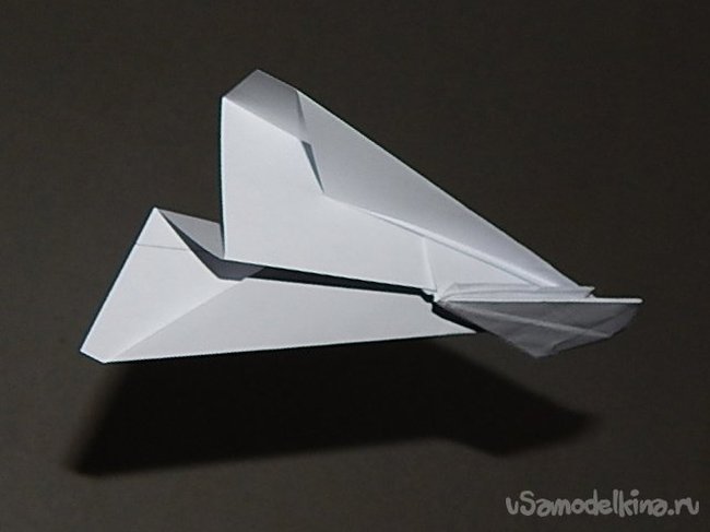 Вращающийся оригами-самолет