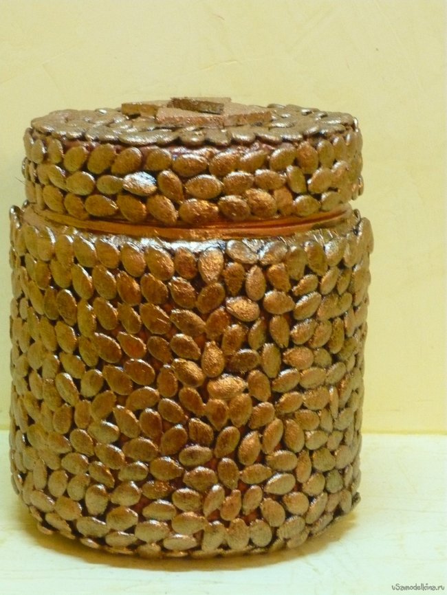 Копилочка из пластиковой баночки, декорированная арбузными семечками