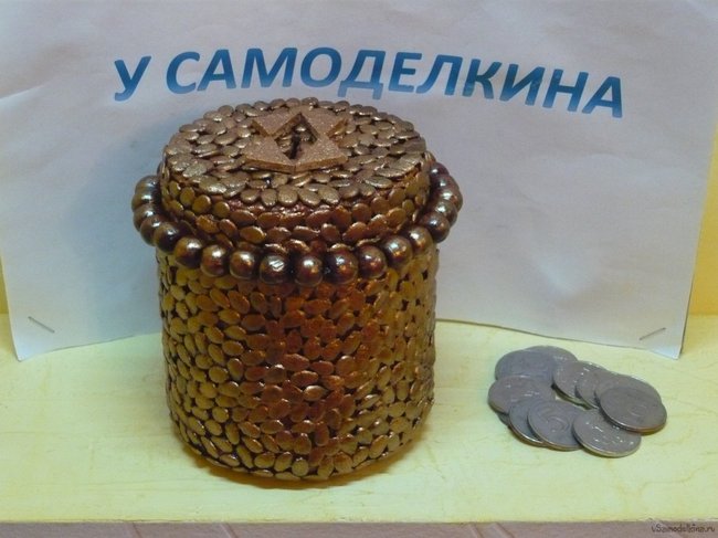 Копилочка из пластиковой баночки, декорированная арбузными семечками
