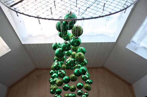 Дизайнерская елочка из елочных шариков