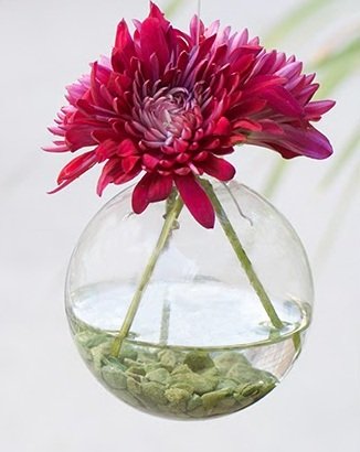 Декоративная подвесная ваза из прозрачных елочных игрушек