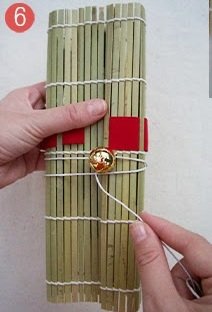 Органайзер из бамбукового коврика для суши