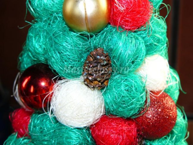 Новогодняя композиция: елочка из сизалевых шариков