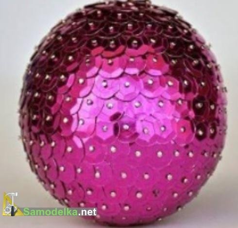 Красивая елочная игрушка – шарик