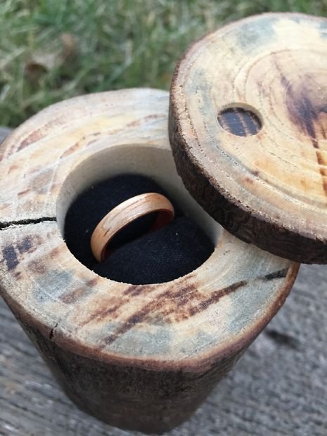 Деревянное кольцо в необычной шкатулке