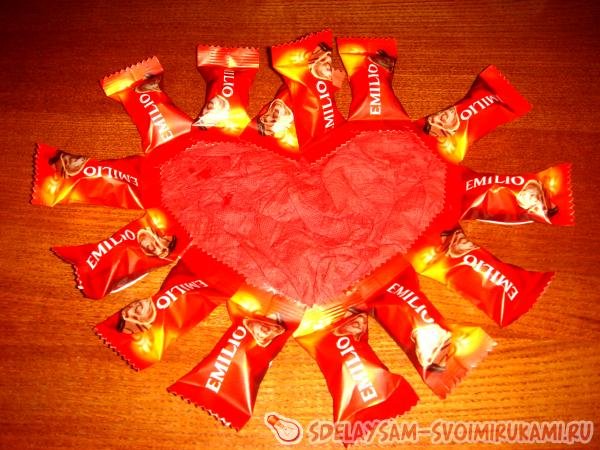 Сердечко из конфет на день всех влюбленных