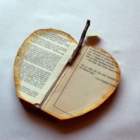 Декоративное яблоко из ненужной книги