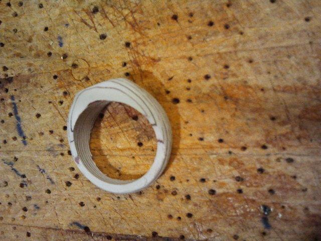 Оригинальное кольцо из пластиковых карт