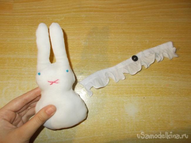 Пасхальный кролик с плетёной шляпкой своими руками