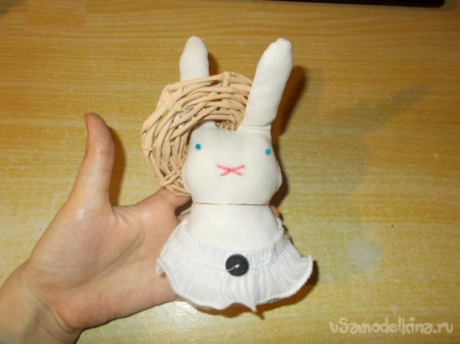 Пасхальный кролик с плетёной шляпкой своими руками