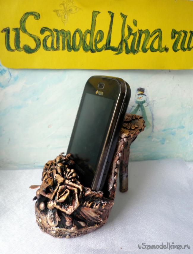 «Кованная» туфелька-подставка под мобильный телефон