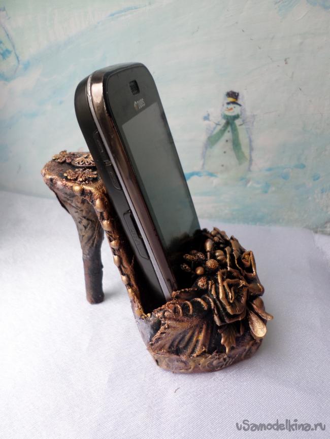 «Кованная» туфелька-подставка под мобильный телефон
