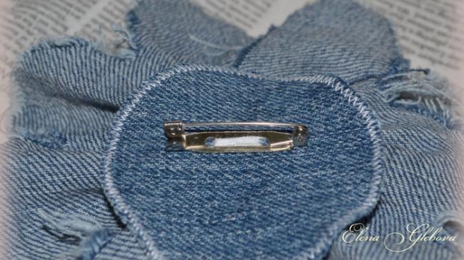 Необычная брошь из джинсовой ткани