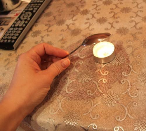 Декупаж свечей салфетками при помощи ложечки