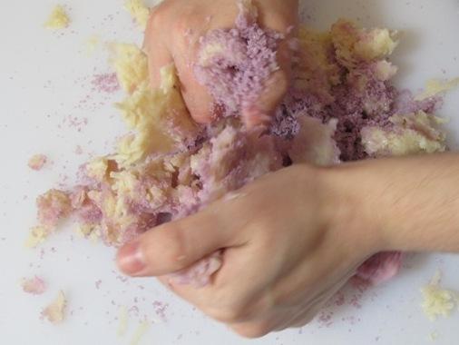 Розовое мыло-скраб с добавлением морской соли