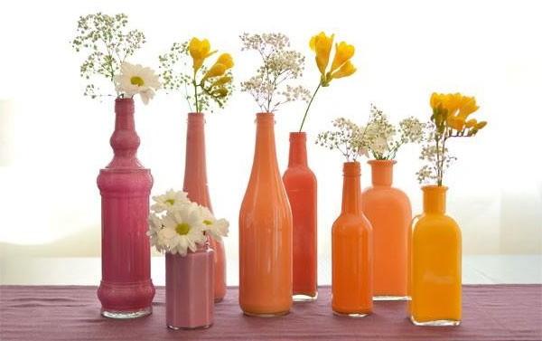 Яркие вазы из стеклянных бутылок