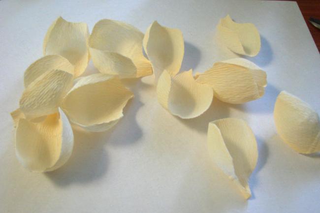 Свит-дизайн: сладкие английские розы из конфет и гофрированной бумаги