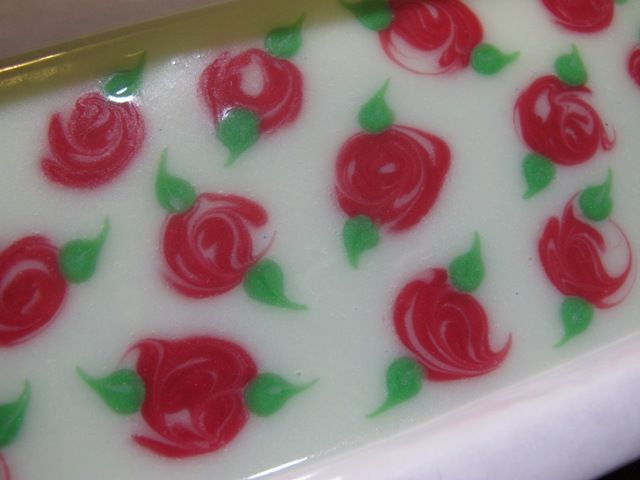 Украшаем мыло собственного изготовления милыми розами в ретро-стиле