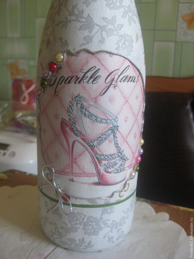 Запоминающийся и яркий подарок для девушки: красивая бутылка шампанского