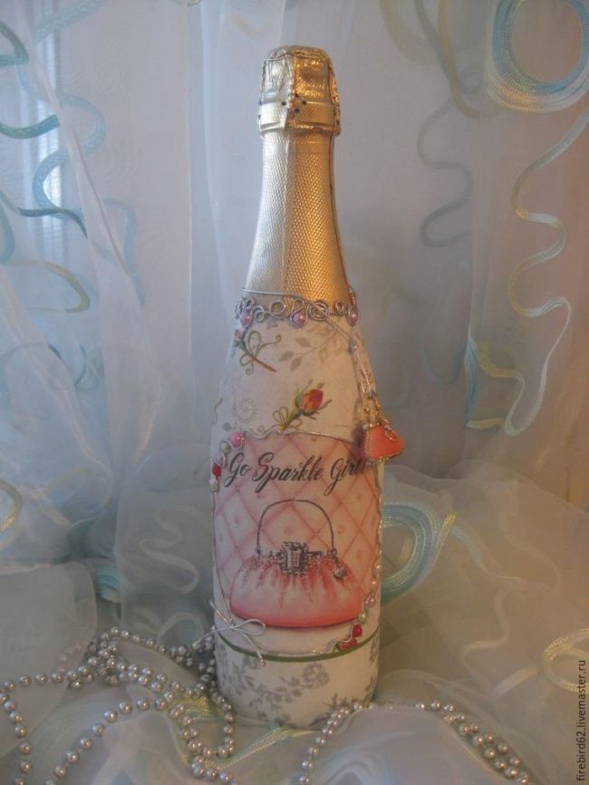 Запоминающийся и яркий подарок для девушки: красивая бутылка шампанского