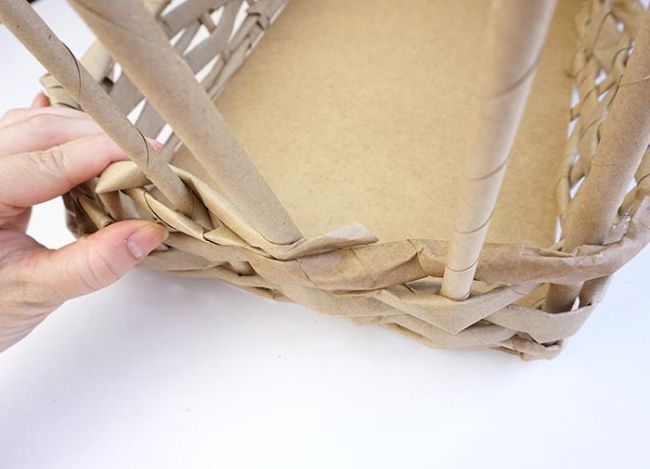Плетеная корзинка из бумаги