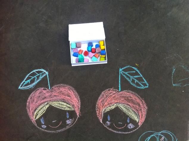 На радость деткам: цветные мелки для рисования на асфальте