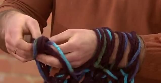 Вязанный шарф-хомут, за 30 минут при помощи рук