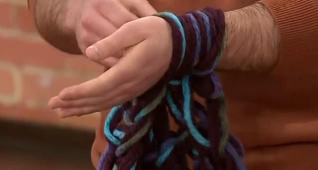 Вязанный шарф-хомут, за 30 минут при помощи рук