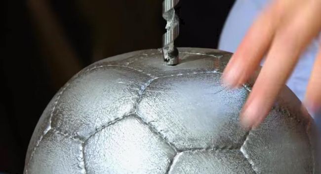 Титановая лампа из футбольного мяча