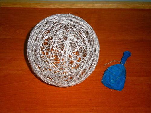 Многофунциональные шары из ниток: чудесное ажурное украшение или основа для топиария
