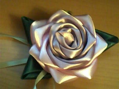 Милая роза из атласных лент