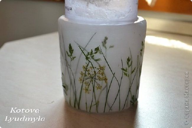 Свеча декорированная полевыми цветами