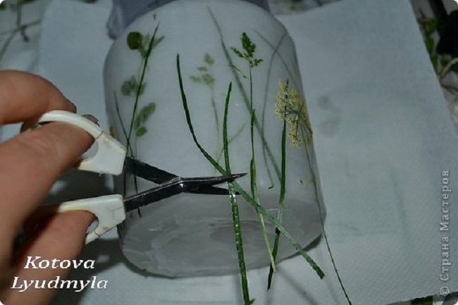 Свеча декорированная полевыми цветами
