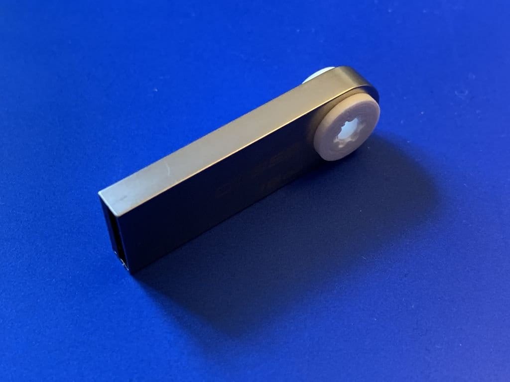 USB-накопитель в корпусе микро аудиокассеты