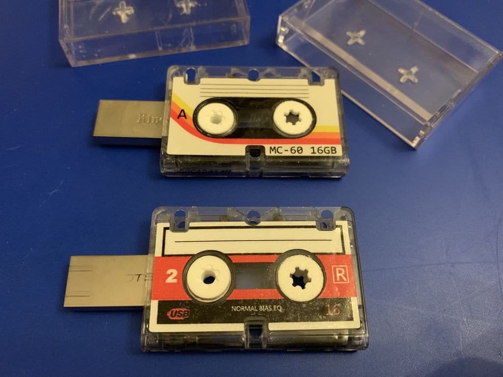 USB-накопитель в корпусе микро аудиокассеты