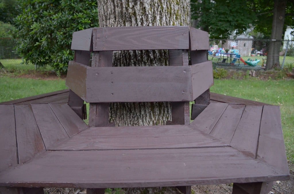 Шестиугольная скамья из деревянных поддонов