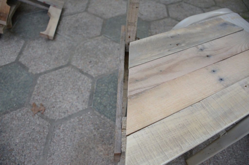 Шестиугольная скамья из деревянных поддонов
